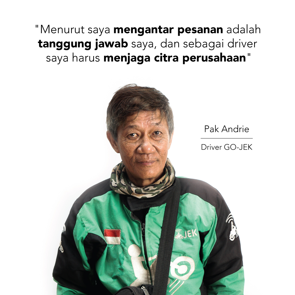 Menghadang Banjir Demi Mengantarkan Makanan